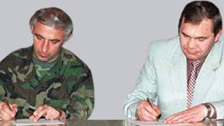 Aslan Maskhadov (for Chechnya) and Alexander Lebed (for Russia) signing the cease-fire agreement